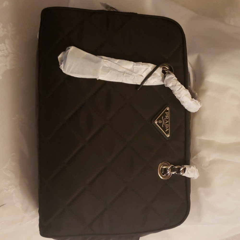 Prada - Picture 3 of 6